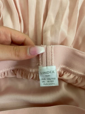 Mid kjol - Ljusrosa Sommar kjol, Mid längd aldrig använt. Gammal modell säljs ej längre 