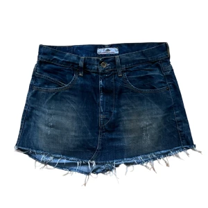 Jeans kjol - Köpte den som en kjol men tror att den från början var byxor, skick: 8/10! Skriv om du har frågor eller vill se fler bilder!