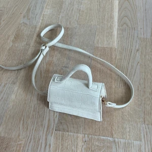 Liten axelväska från NA-KD - Använt ett par gånger. 