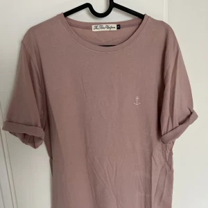 The Blue Uniform - T-shirt  - T-shirt från The Blue Uniform i rosa färg. Den har väldigt mjukt och skönt tyg och är i storlek M