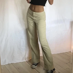 Midrise kostymbyxor  - (Lånade bilder). Beiga midrise kostymbyxor, långa på mig som är 173 (benen är uppvikta på bilderna), midjemått 65 cm. Skriv vid frågor☺️