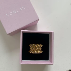 Guldig Edblad ring  - Säljer pga att jag är silver person. Nästan helt ny, köpt för ca en månad sen så väldigt bra skick. Kan också byta med nån som har silver i storlek M (17,50 mm). 