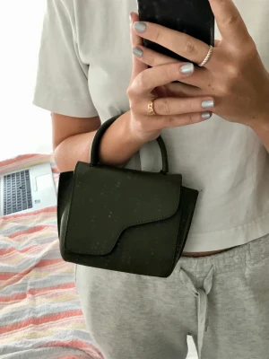 ATP Atelier väska - Säljer min älskade ATP Atelier väska då den ej kommer till användning längre. Säljer den utan crossbody bandet men det finns att köpa till på deras egna butiker eller på NK varuhus. Väskan är köpt för 5017kr och jag säljer den för 1250kr! Färgen är oliv.