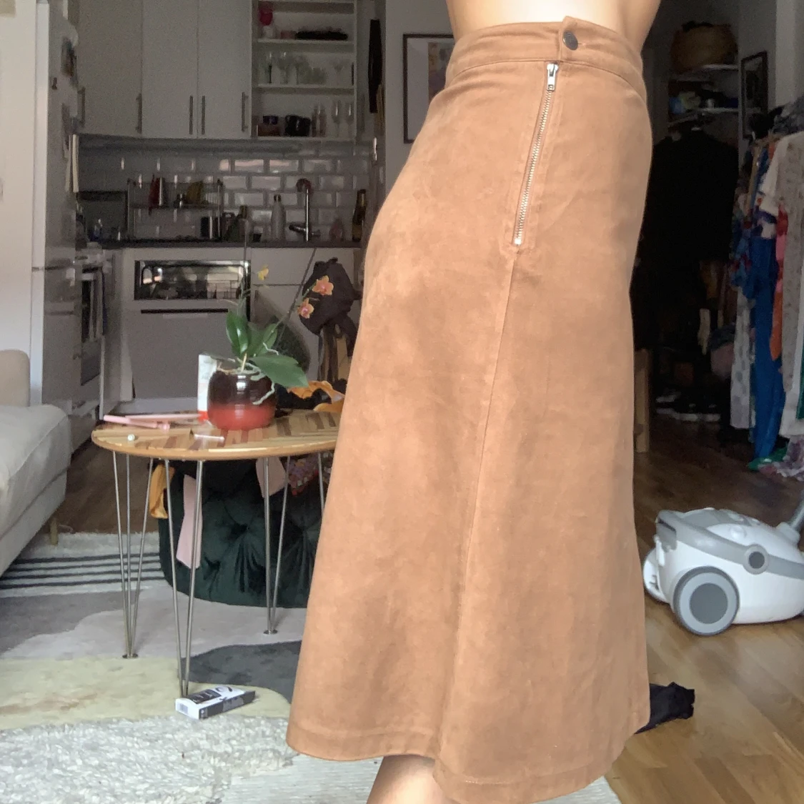 Medellång kjol i mockaimitation - 90