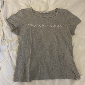 tshirt - T-shirt från CK, passar XS-M. Köparen står för frakten.