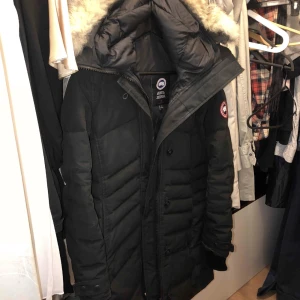 Canada Goose Lorette parka - Säljer min fina Lorette parka, den har inga defekter, har använt den några månader, kommer kemtvättas innan jag säljer den, den är som ny, digitalt kvitto finns. Pris kan diskuteras vid snabb affär❤️
