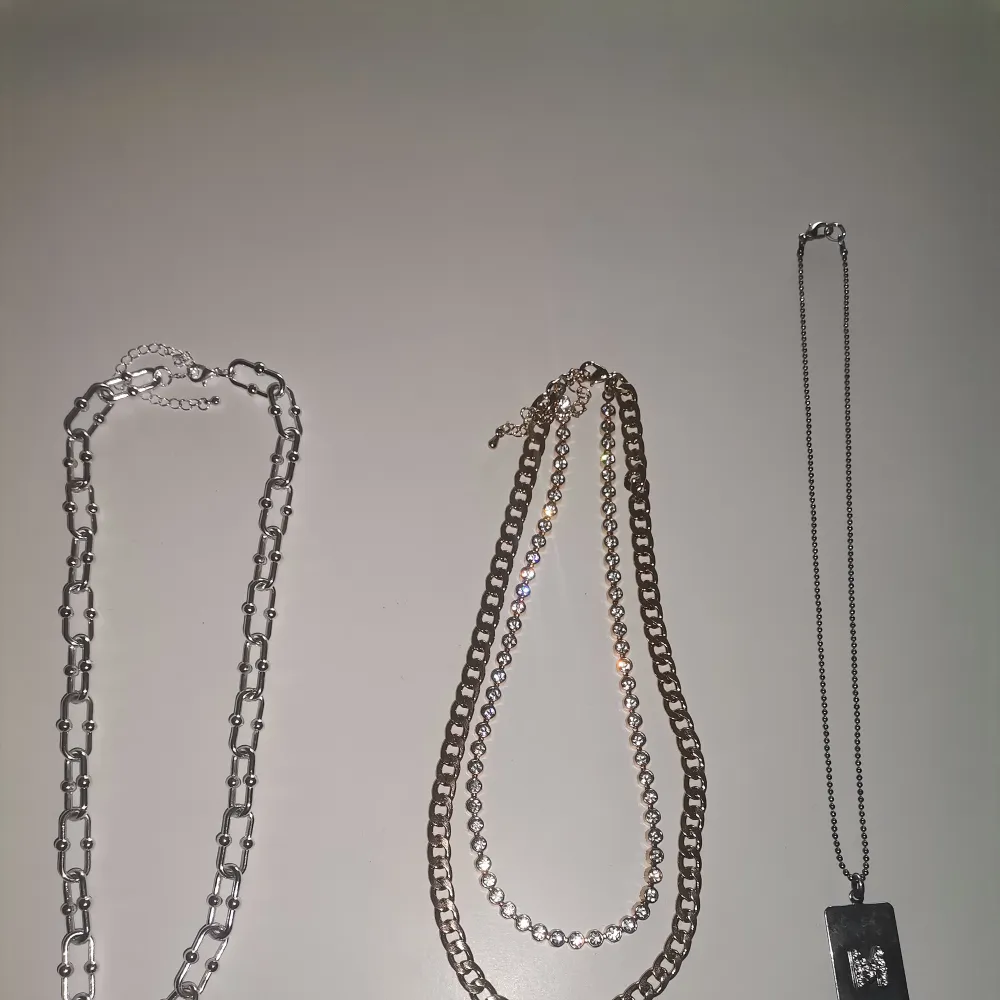2 silver och 1 guld halsband. Står ett M på ett av de silvriga. Typ aldrig använda❤️ 10 kr styck❤️. Accessoarer.
