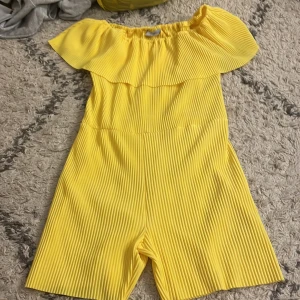 Byxdress   - Byxdress från  Krickelick använd en gång endast på min födelsedag passar mig i nu💕