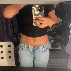 Jeans byxor  - Jenas från weekday. Lågmidjade jeans. Säljer för att dom är för små. Använda ett få antal gånger. Dom känns fortfarande som nya. Kostade 590 när jag köpte dol