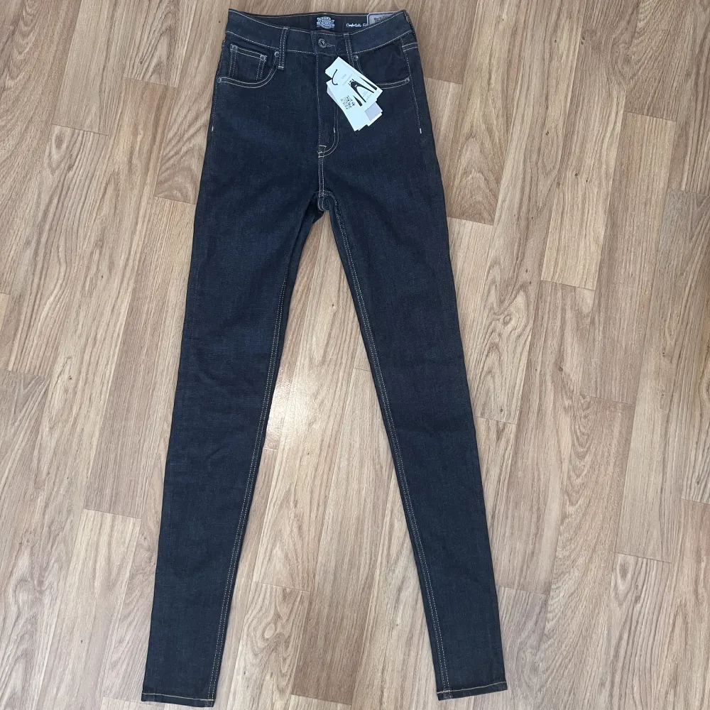 Slimmade Jeans i märket Crocker Authentic med prislapp kvar. Aldrig använda. . Jeans & Byxor.