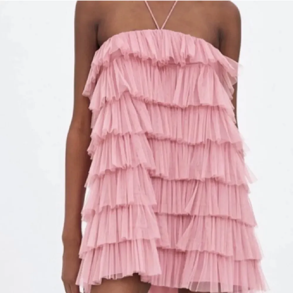 Säljer min fina rosa tyllklänning ifrån zara! Bud från 700 eller köpa direkt för 1000kr plus frakt!. Klänningar.
