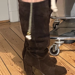 Bruna stövletter  - Somriga klackar som passar till klänning, kjol, shorts!!! Väldigt bekväma också😍