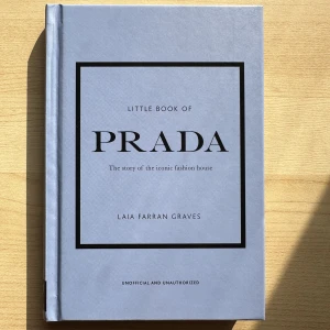 Little Book Of Prada  - Köpt från Akademibokhandeln i Stockholm, har vart försiktig med boken däremot är boken lite använd, kanterna är inte förstörda men man ser att uppe kanterna har tryckt in sig lite och är lite skrynklig 
