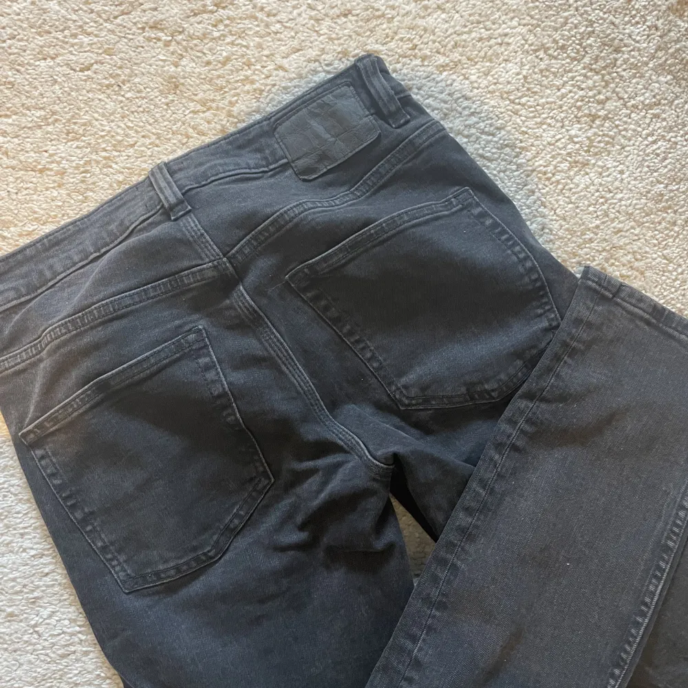 Ett par low/mid waisted svarta jeans från lager 157 som är lite slim i modellen⭐️⭐️⭐️. Jeans & Byxor.