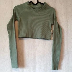 Longsleeve top stl xs-s - ny fin croptop från bikbok. stl xs-s original pris 259kr har 2 st