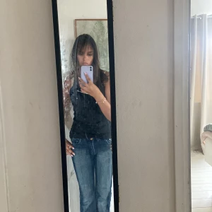 söta jeans  - säljer dessa lågmidjade söta jeans. midjemått är ca 82cm. innerbenslängden är ca 76cm. skriv om du har mer frågor💗