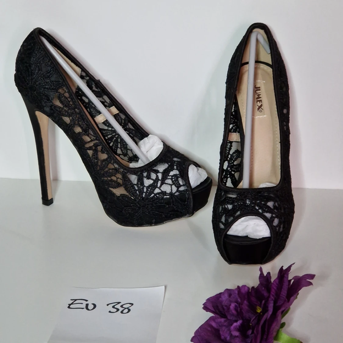 Romantiska pumps i svart spets strl 38