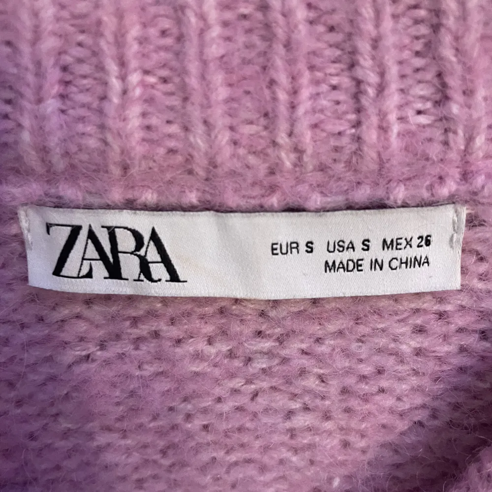 Jättefin stickad tröja från Zara! Säljer den då den inte kommer till användning, köpt på plick😊. Stickat.