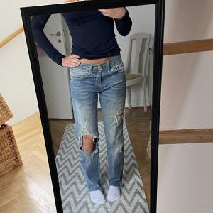Jätte snygga lågmidjade jeans från Levis 🤩mått och fler bilder kom priv!! 