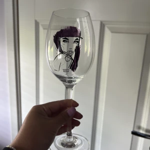 Kosta Boda - vinglas  - Säljer mina helt oanvända och så fina Kosta Boda glas i serien all about you.🍷🍷 Kommer i 2-pack i originalförpackningen. Köpta för 599kr.