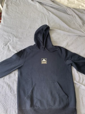 Hoodie med tryck - Soft hoodie med ballt tryck, dock lite sliten.