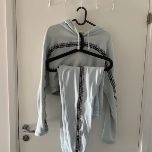 Adidas mjukisset  - Mjukisset från Adidas. Storlek 38. Använd fåtal gånger, blekningsfläck på hoodien men annars i perfekt kvalitet.