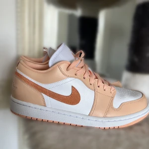 Jordans - Säljer dessa Jordans, endast använda en gång så väldigt bra skick!! Superfina nu till sommaren! Äkta naturligtvis. Fler bilder skickas på begäran. 