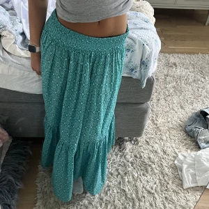 Trendig långkjol💚💚 - INTRESSEKOLL på min populära kjol från zara som är helt slutsåld. Kom med prisförslag💚💚Nypris 559kr!