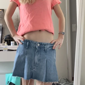 Volangkjol i jeans - Lågmidjad jeanskjol med volanger. Säljs pga att jag aldrig fått användning för den
