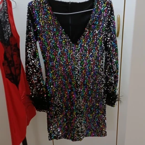 Klänning  - Ny, svart färg med anna färger 