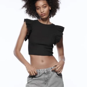 Topp med volang - Säljer denna superfina och gulliga topp med volanger ifrån zara i storlek S, sparsamt använd!