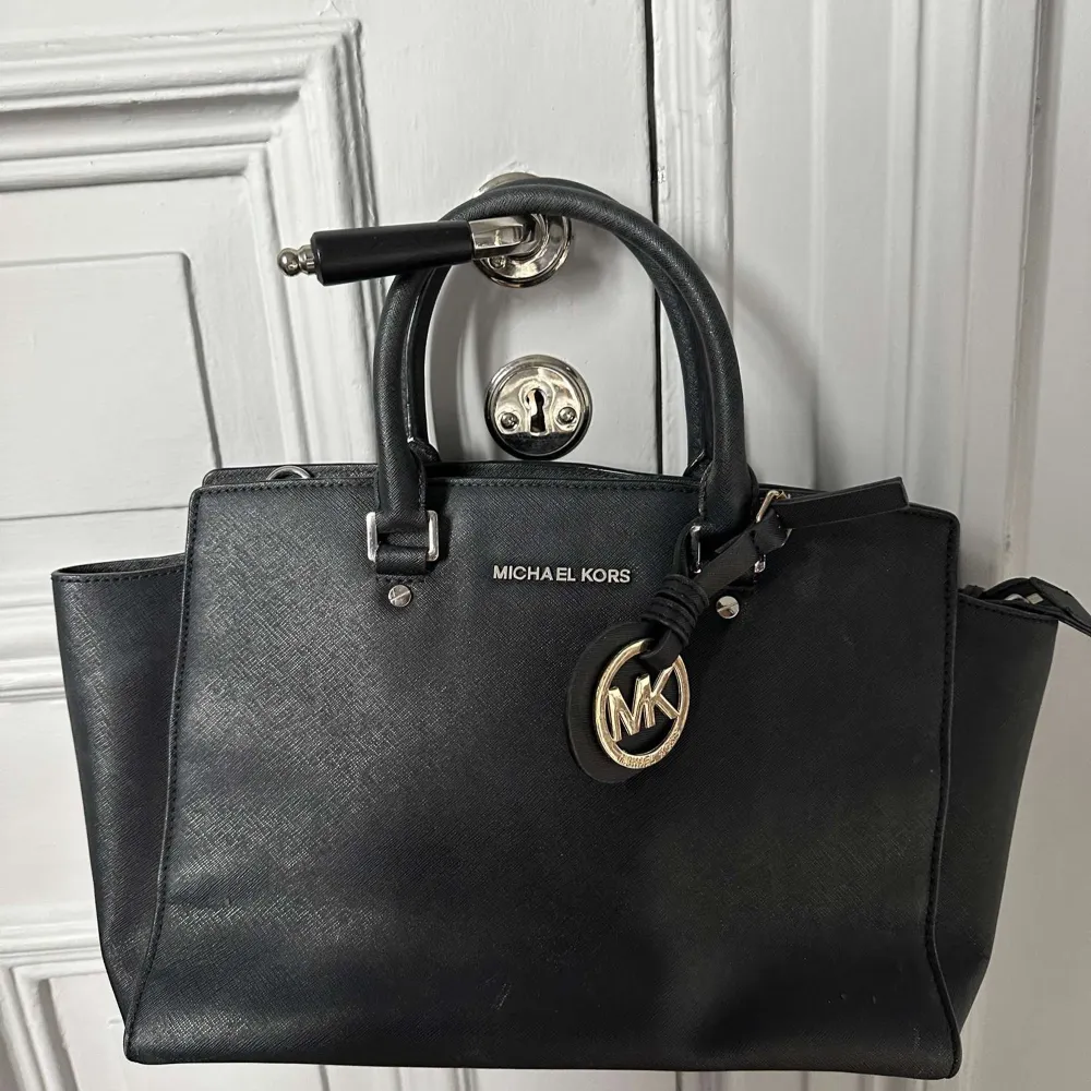 Säljer nu min Michael Kors väska som jag inte har användning av längre, medföljer även en matchande plånbok! Väskan är äkta!!🎀. Accessoarer.