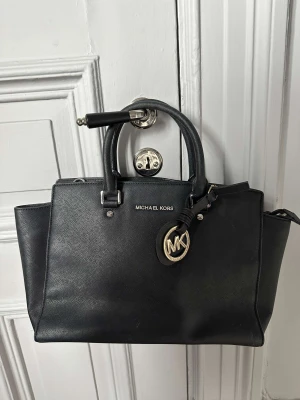 Michael Kors väska - Säljer nu min Michael Kors väska som jag inte har användning av längre, medföljer även en matchande plånbok! Väskan är äkta!!🎀