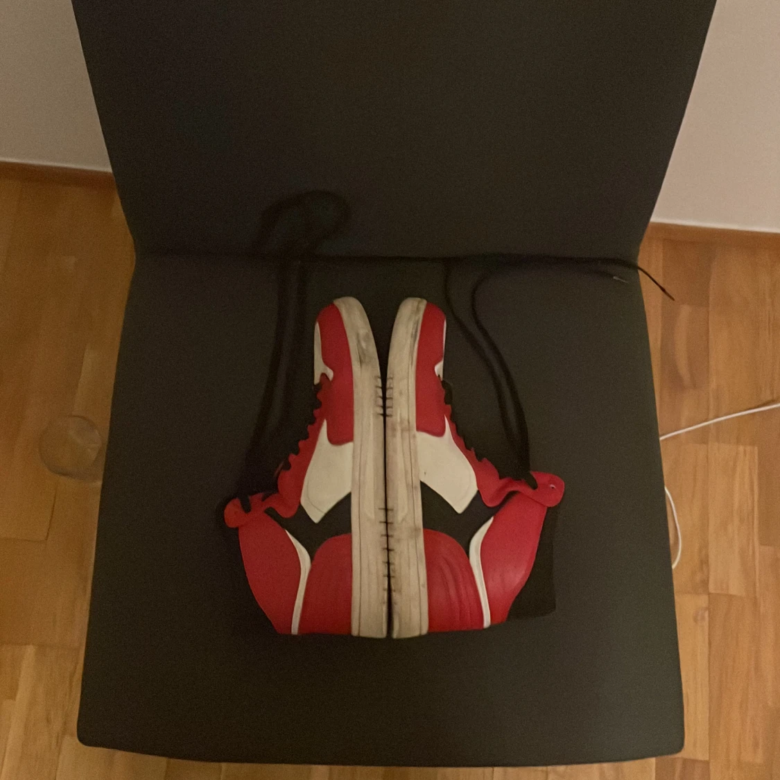 Black squad röd och vita skor