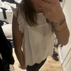 Blus från only (zalando) - Suuperfin vit blus inköpt från Zalando, märket Only. Knappt använd så som ny, nypris 360kr, minns jag rätt är den slutsåld i alla strl💓💓