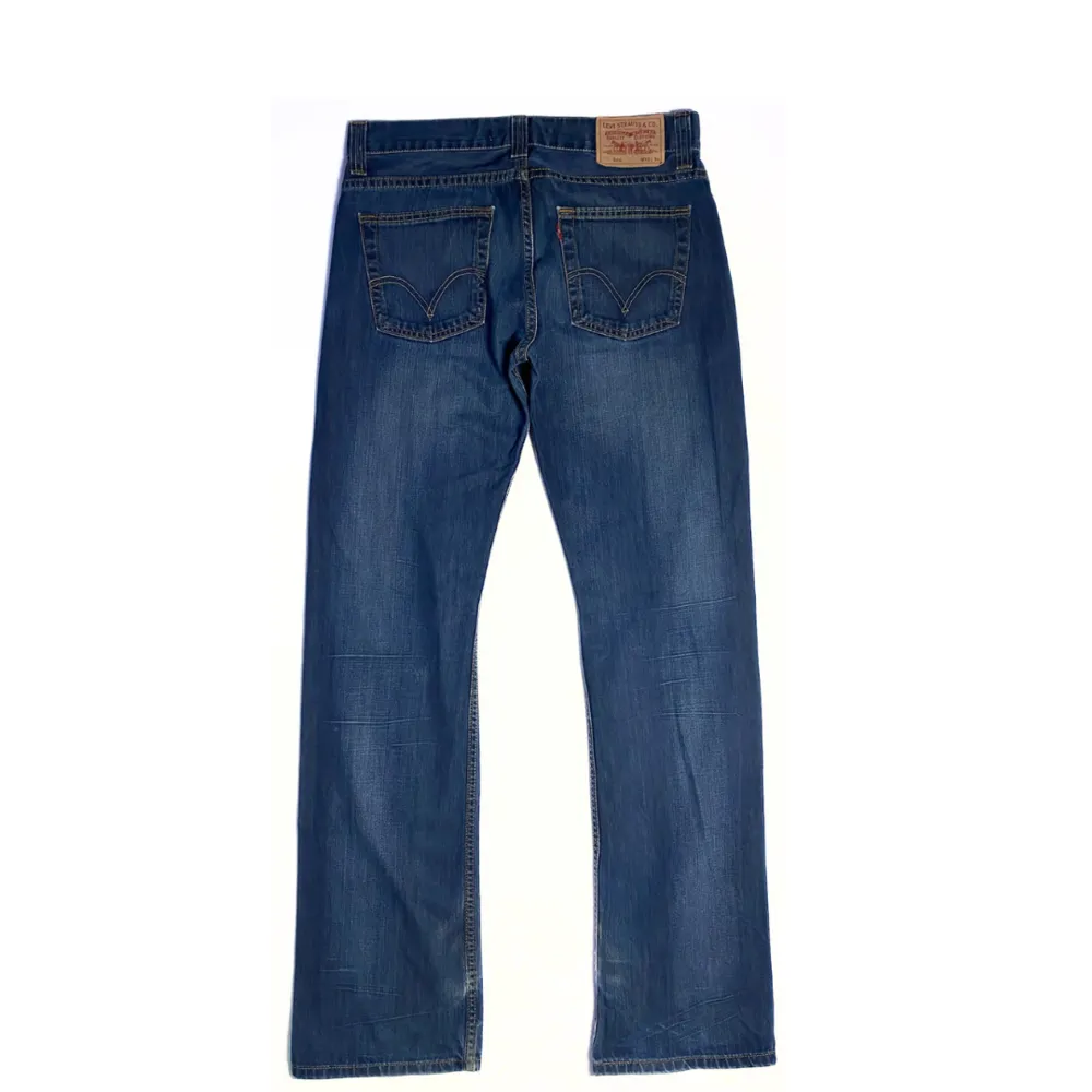 Size: 32/34 Ljusare mörkblå Condition: Vintage    Alla jeans är uppmätta av oss!  Har ni frågor eller funderingar är det bara slide DM, tveka inte!. Jeans & Byxor.