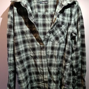 Rutig flanell skjorta i storlek S - En rutig flanell skjorta i storlek S. Färg grön och svart! 