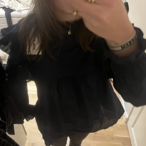 Blus från Meet Me There - Suuperfin mörkblå blus från Meet Me there, prislapp kvar dvs helt oanvänd, strl xxs/ xs men passar mig som är en s nypris ca 450+ dyr frakt🧸