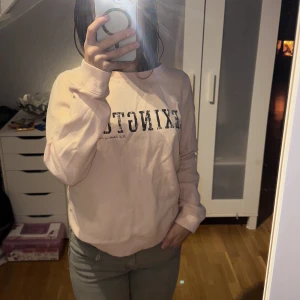 Hoodie  - En fin rosa sweatshirt från märket Lexington. Den är använd ett fåtal gånger men är i god skick och finns inga defekter.  Hör av er vid frågor😊