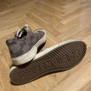 As feta skor från Balenciaga  Nypris 12k  Bra skick (Menat att se lite smutsigt ut där framme).  Använda max 10 ggr 
