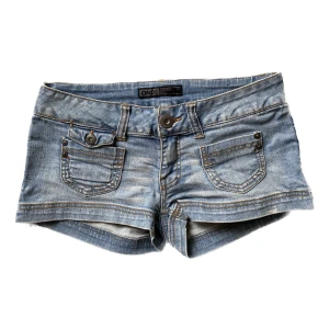 Jeans shorts - Fina jeansshorts med söta detaljer! Strlk w27. Mått; 40cm i midjan (mätt rakt över)  Inte sätt några defekter.