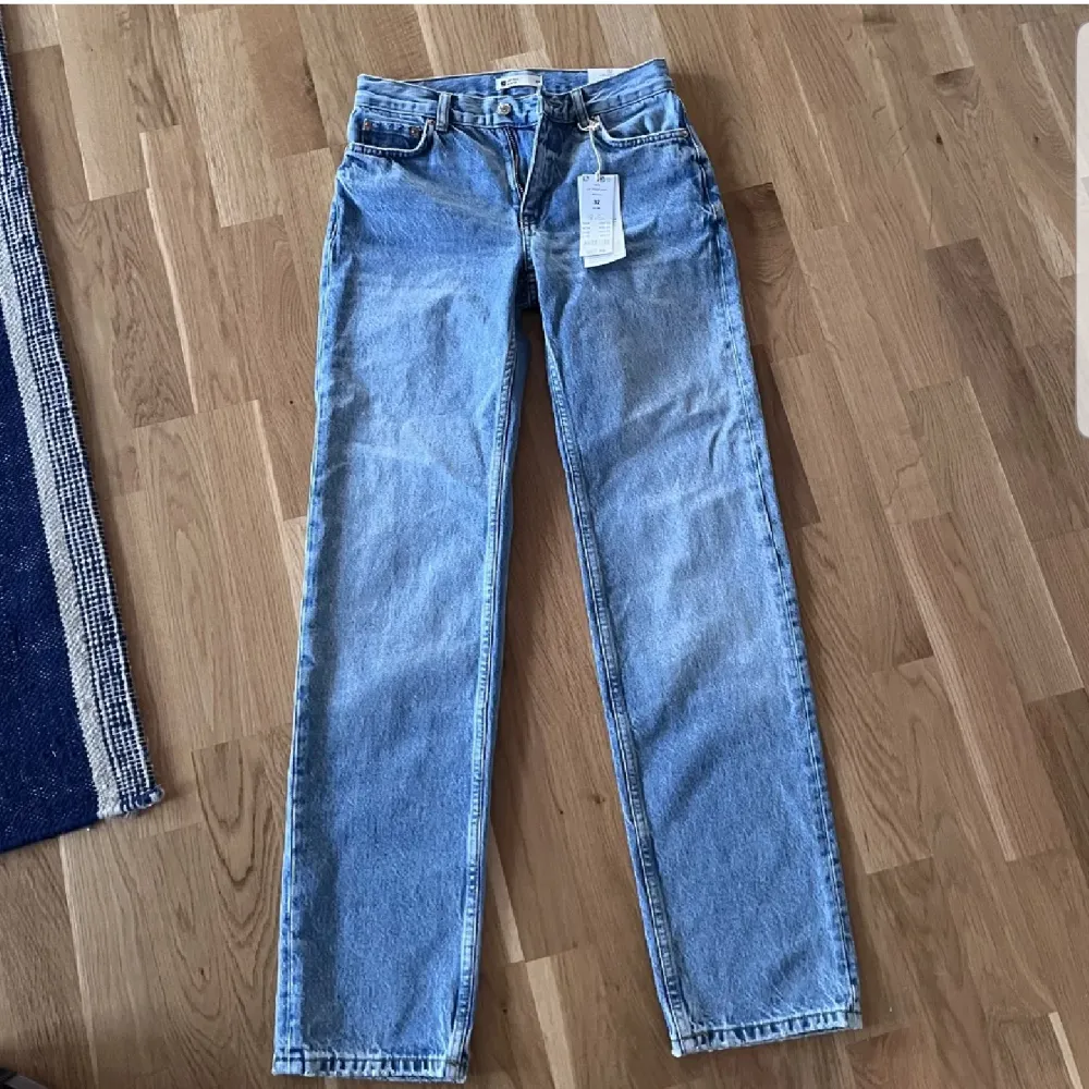 Säljer dessa super fina low waist jeans ifrån gina. Köpta för 499 kr.. Jeans & Byxor.