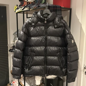 Moncler Maya - Moncler Maya i bra skick, liten skråma på bild 3 men inget hål endast stött emot. Storlek 3 - motsvarar M. Nypris 16.000 mitt pris 7500kr. Bara att skriva vid frågor eller funderingar! :)