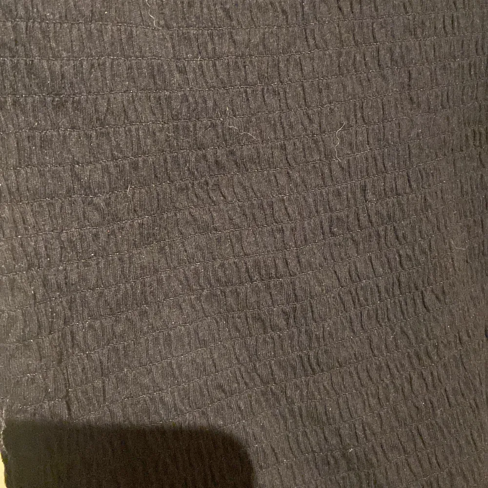 Superfin och tight men stretchig off shoulder tröja🖤. T-paidat.