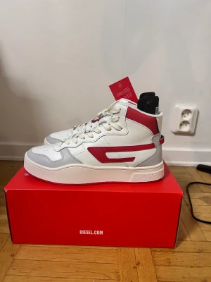 Diesel-S-UKIYO MID Höga - Diesel S-UKIYO MID Höga sneakers vit Helt nytt skor med boxen storlek 42,5 Priset på andra ställen är cirka 2000kronor