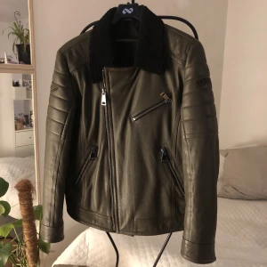 Skinnjacka  - En present som tyvärr endast använd några gånger, super fint skick. Storlek M. Färg: mörk olivgrön. 