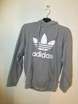 Adidas hoodie  - Fint skick 