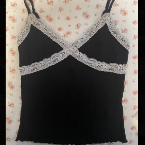 Y2k spets linne - Superfint linne från pimkie köpt i Paris. Använts 2 gånger. Nypris 200 kr. 