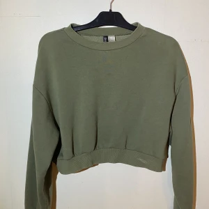 Croppad sweatshirt  - Fint skick. Som en S i Storleken 
