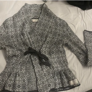 Odd Molly kofta  - Säljer min skit fina Odd Molly kofta! Säljer den för att den är för tajt för mig! Priset kan såklart diskuteras! Är villig att sänka priset!!!!!